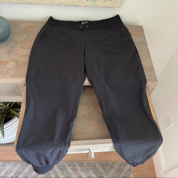 Athleta Pants - Women’s Athleta Workout Black Joggers Size 6